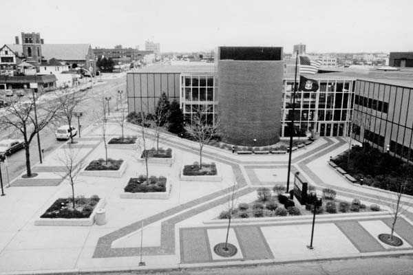 Royal Oak campus opens.